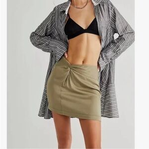 💖5 for $50💖FREE PEOPLE Night Dreamer Green
Twist Mini skirt Lined Side Zipper